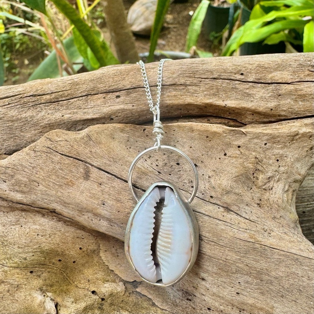 Handmade sterling Silver spotted thrush cowrie Shell Pendant Necklace